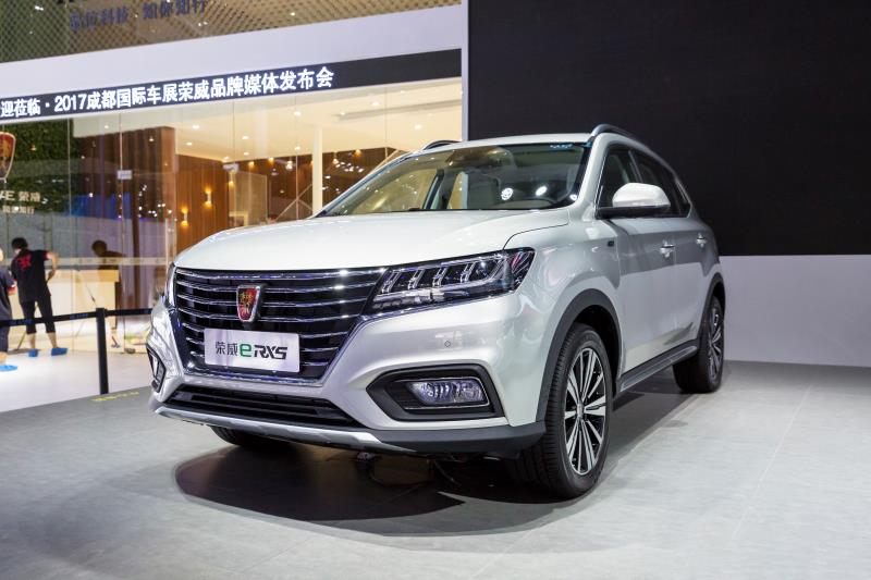 全新荣威950、荣威e950定义“高级轿车” 成都车展亮相售价16.88万起 互联网汽车上市一周年 系统升级带来颠覆式进化